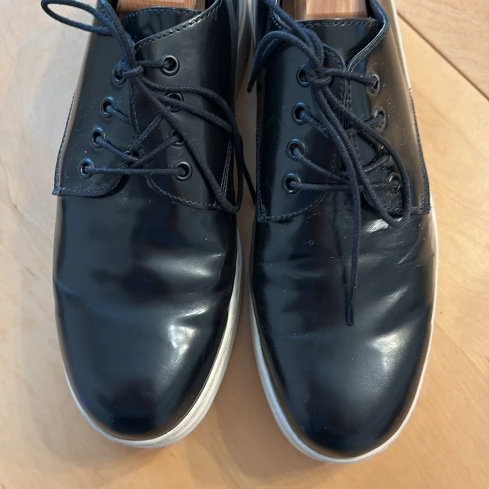 Camper Men’s Black Leather Oxfords w/Cream Rubber Outsoles. Size 41